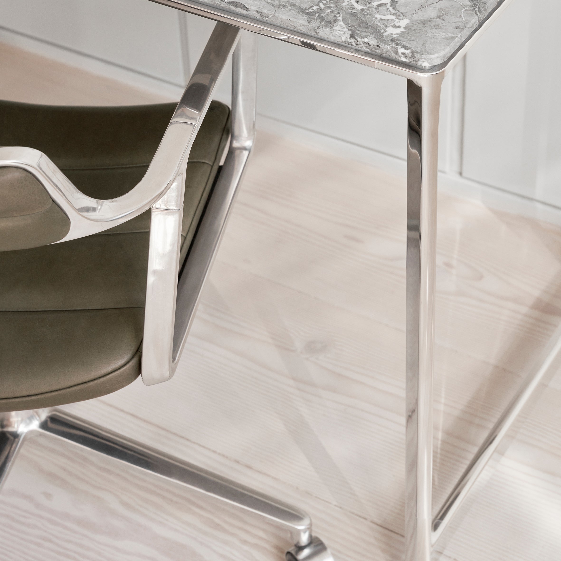 Vipp452 Swivel Chair