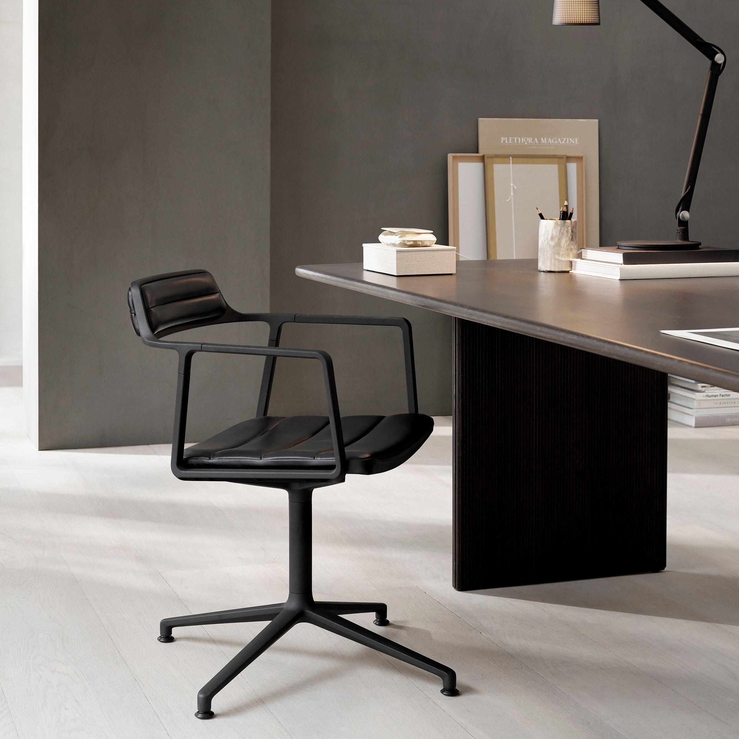 Vipp452 Swivel Chair