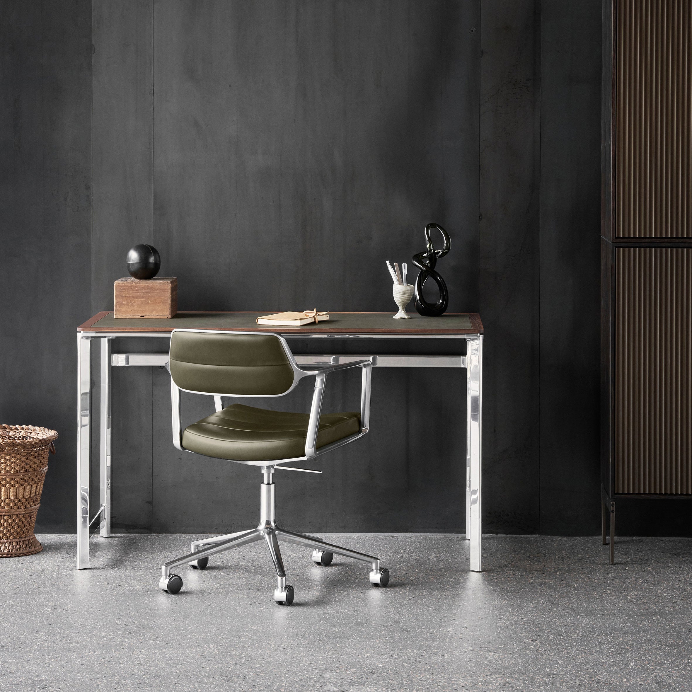 Vipp453+ Swivel Chair