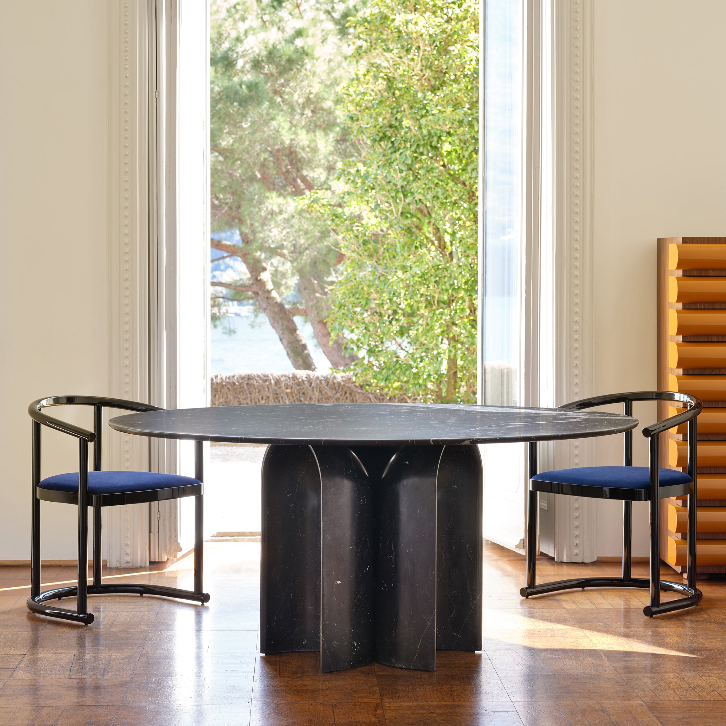 Le Cupole Round Table