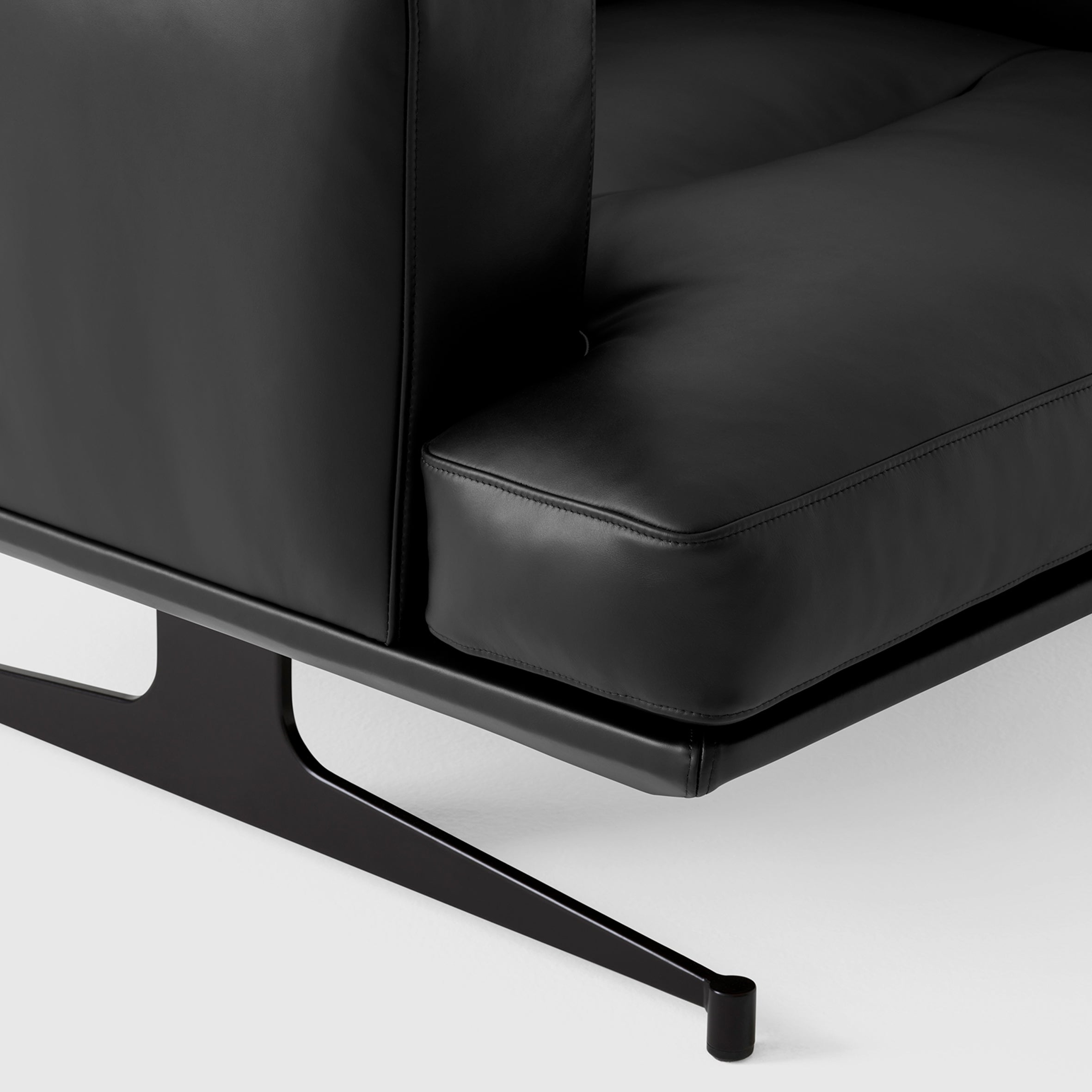 Inland Lounge Chair AV21