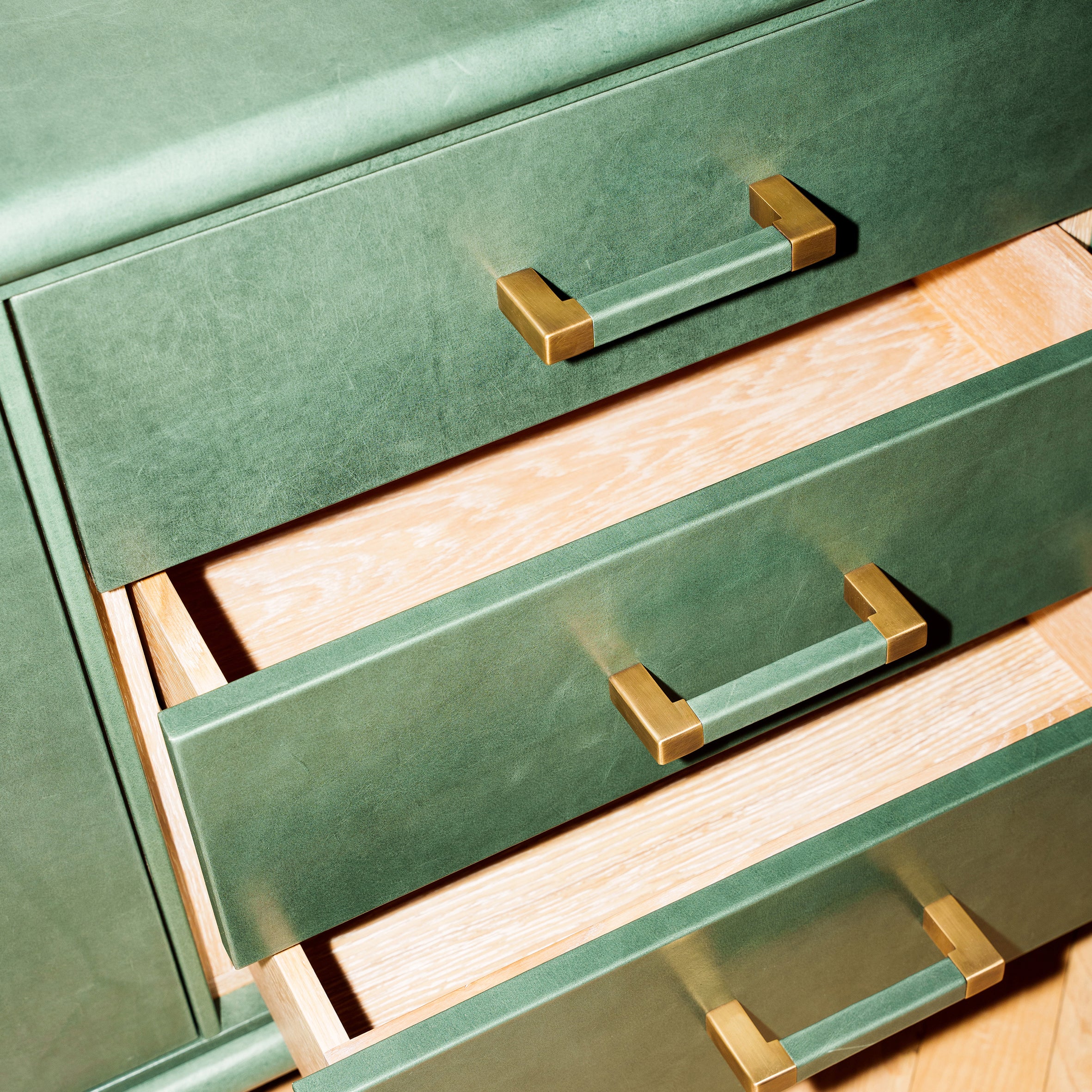 Bembo Dresser