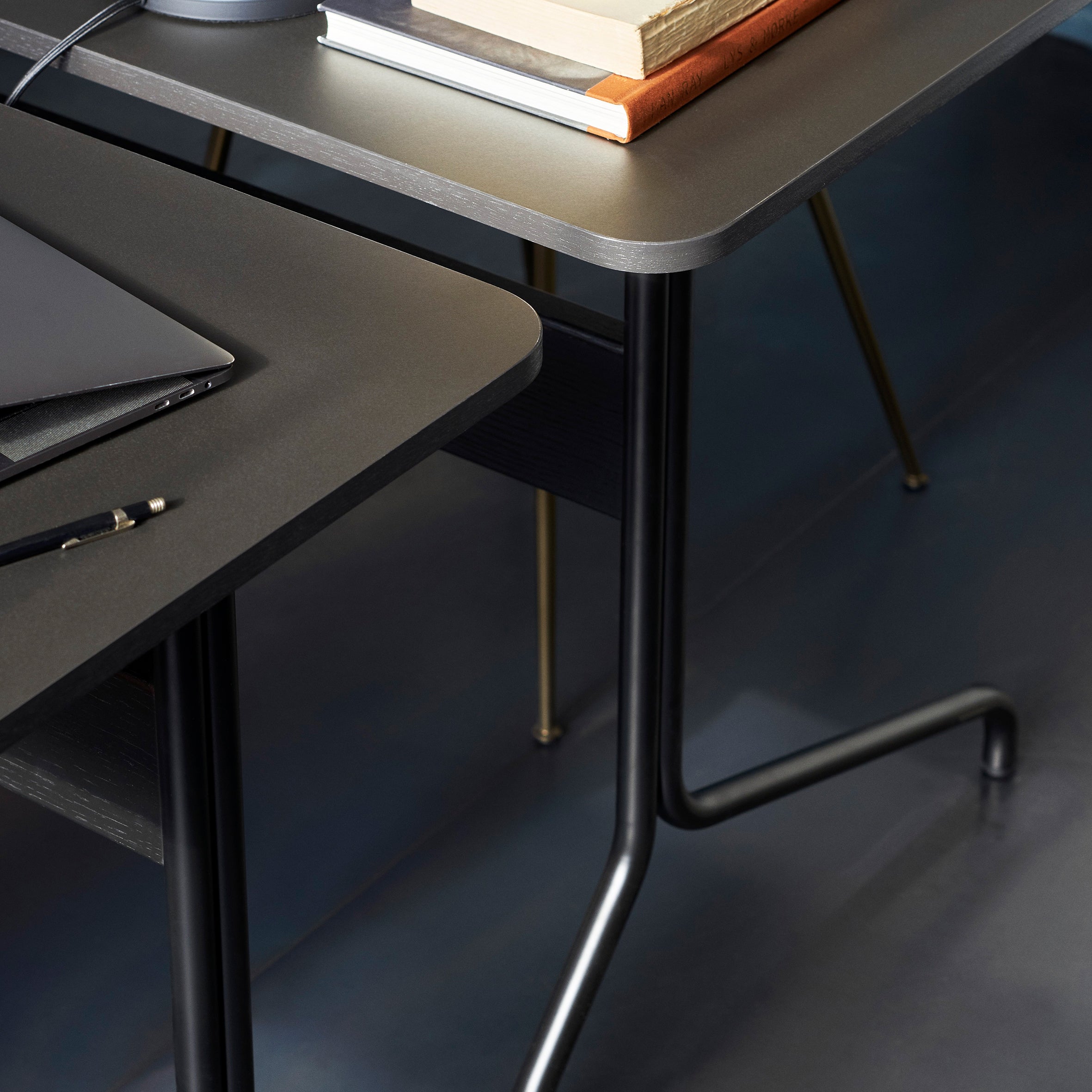 Pavilion Desk AV16