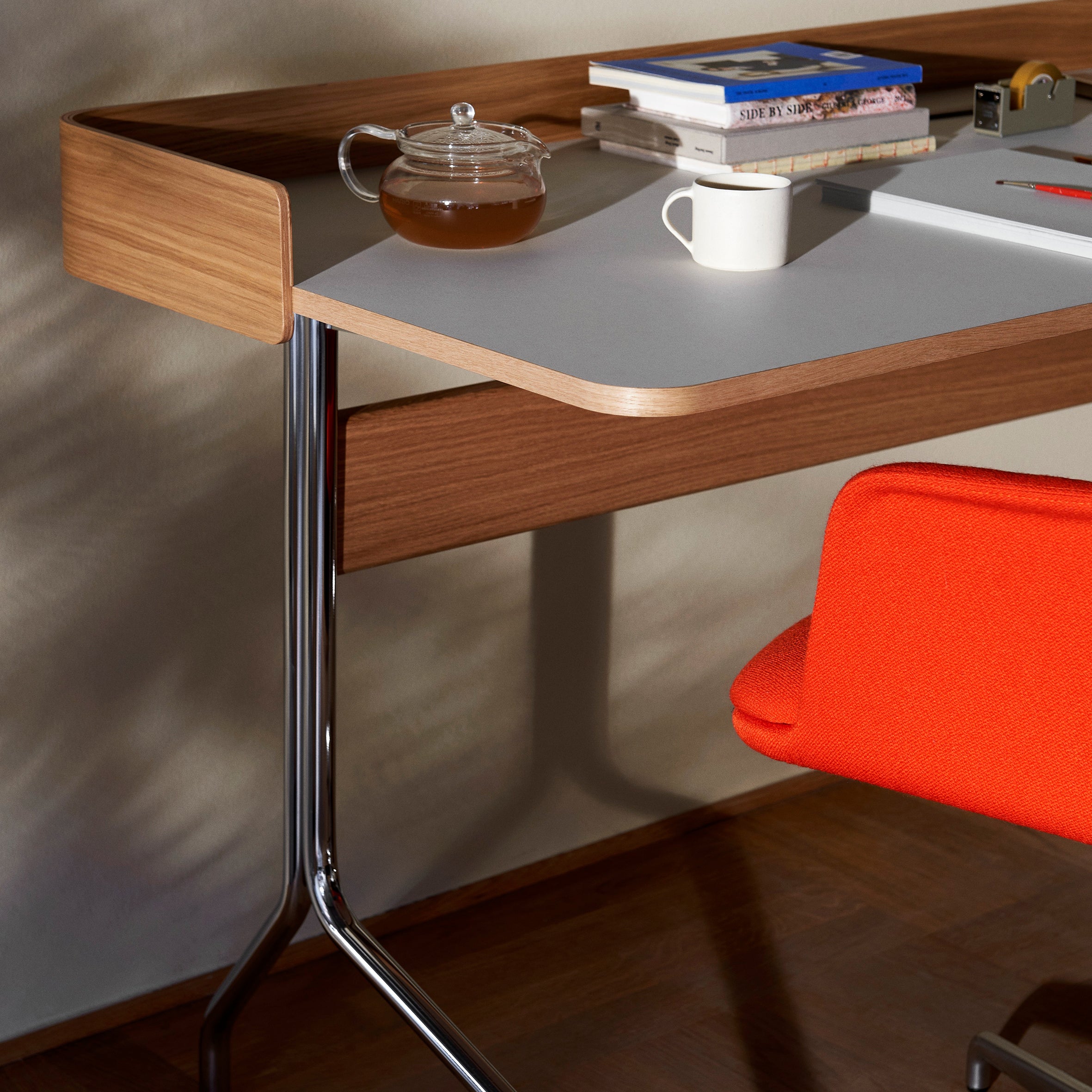 Pavilion Desk AV17