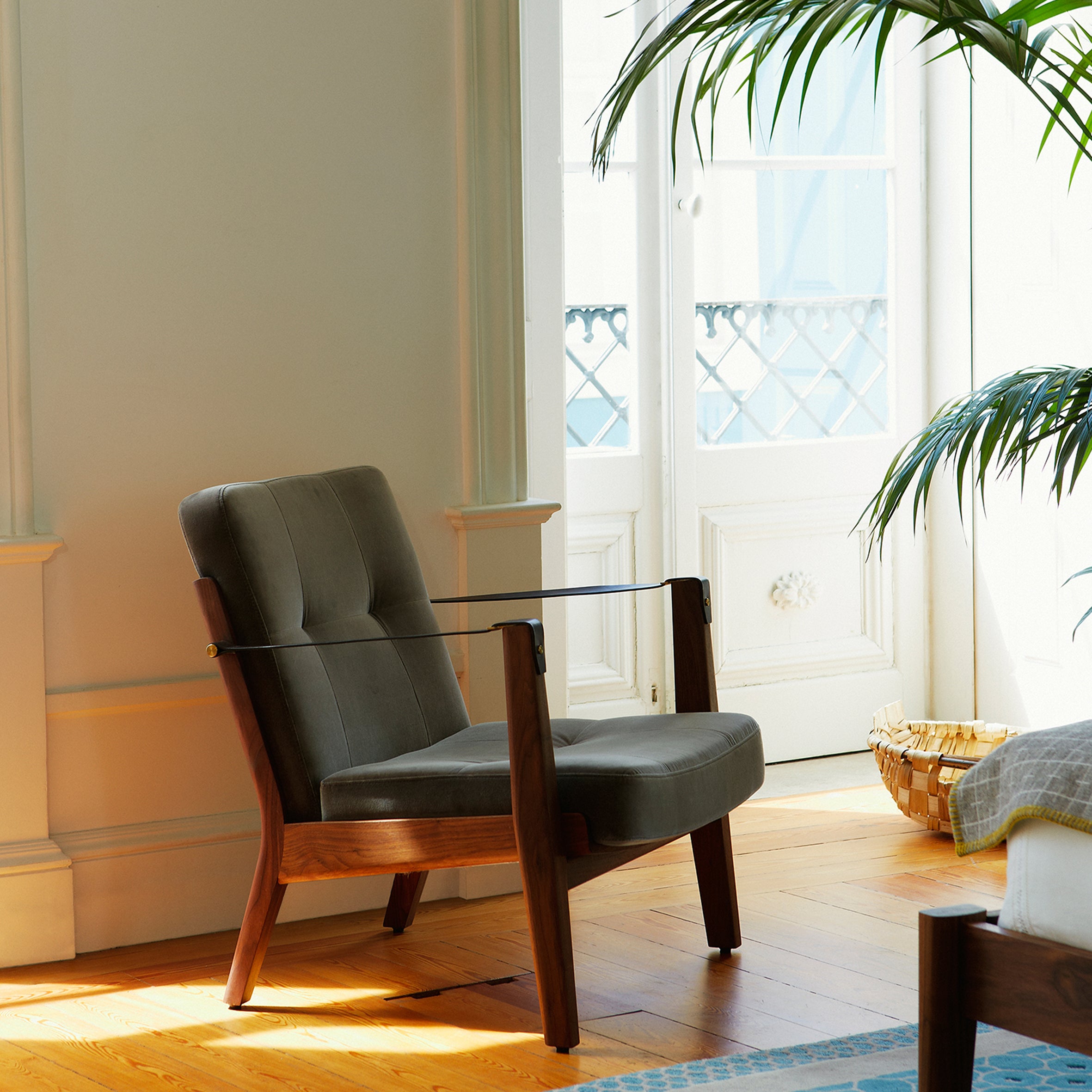 Capo Lounge Chair w/Armrests - Monologue London