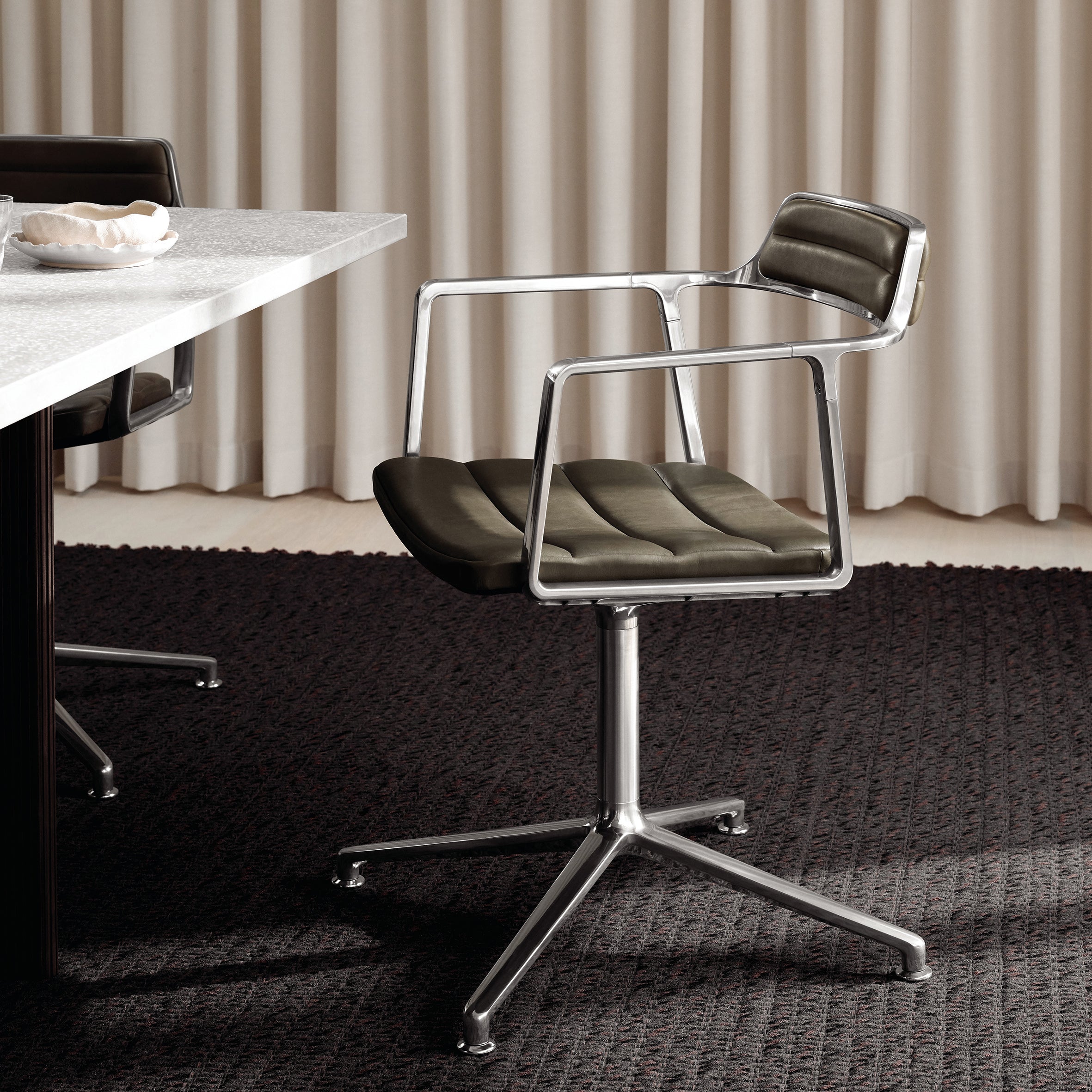 Vipp452 Swivel Chair