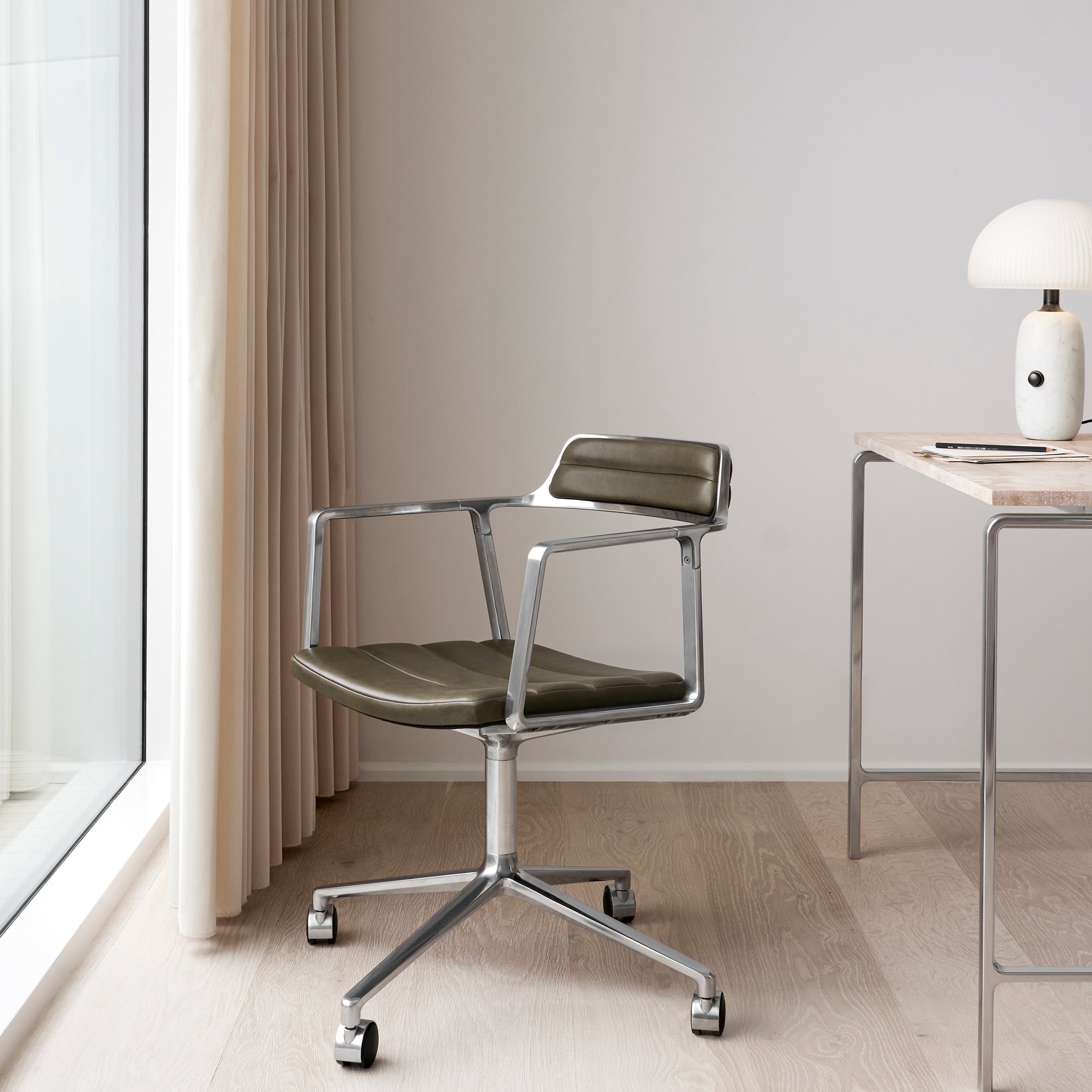 Vipp452 Swivel Chair