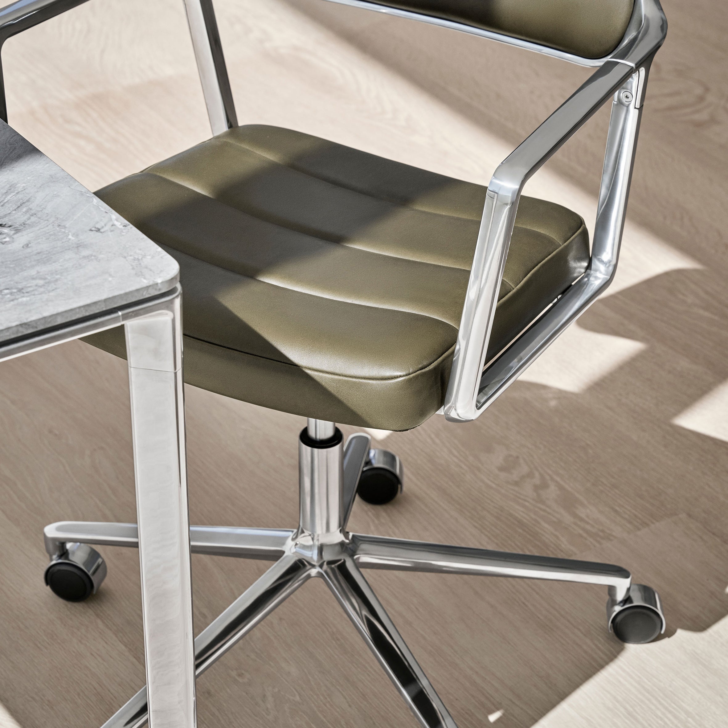 Vipp453+ Swivel Chair