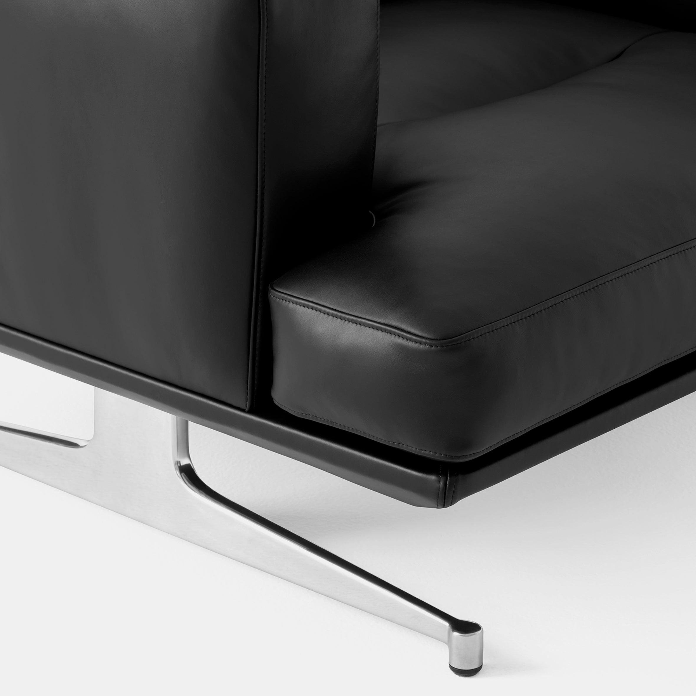 Inland Lounge Chair AV21