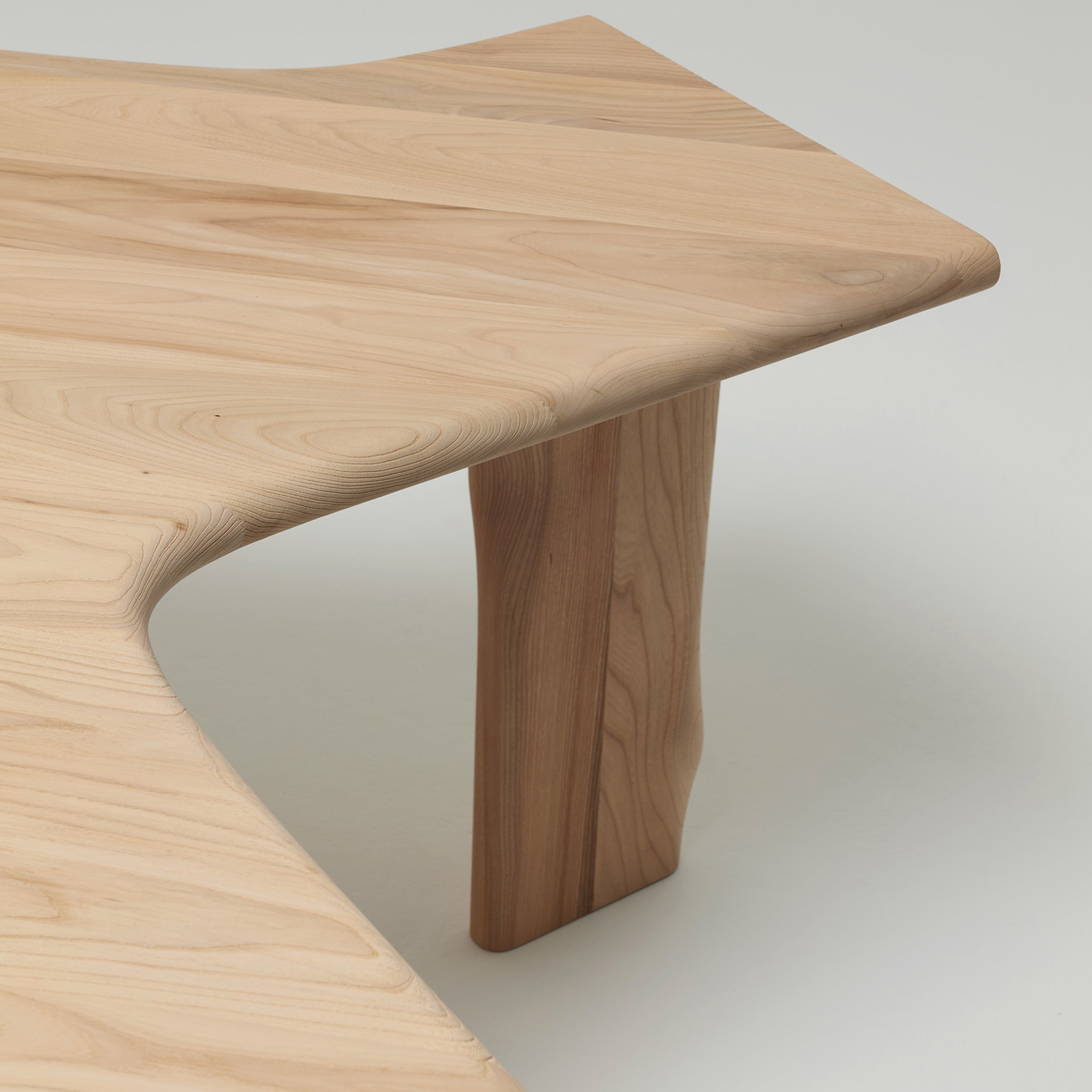 DUA Dining Table