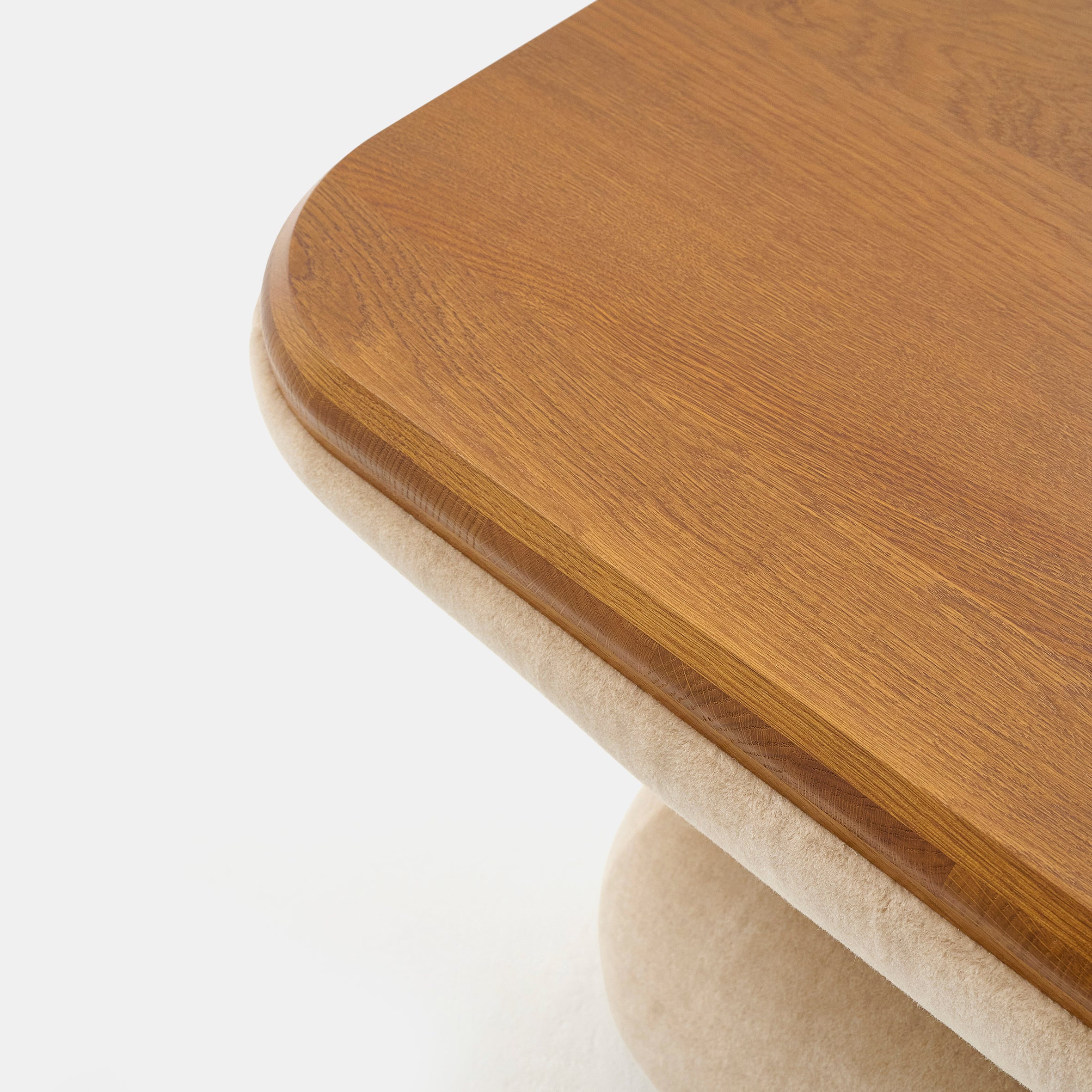 Kiss Pedestal Table
