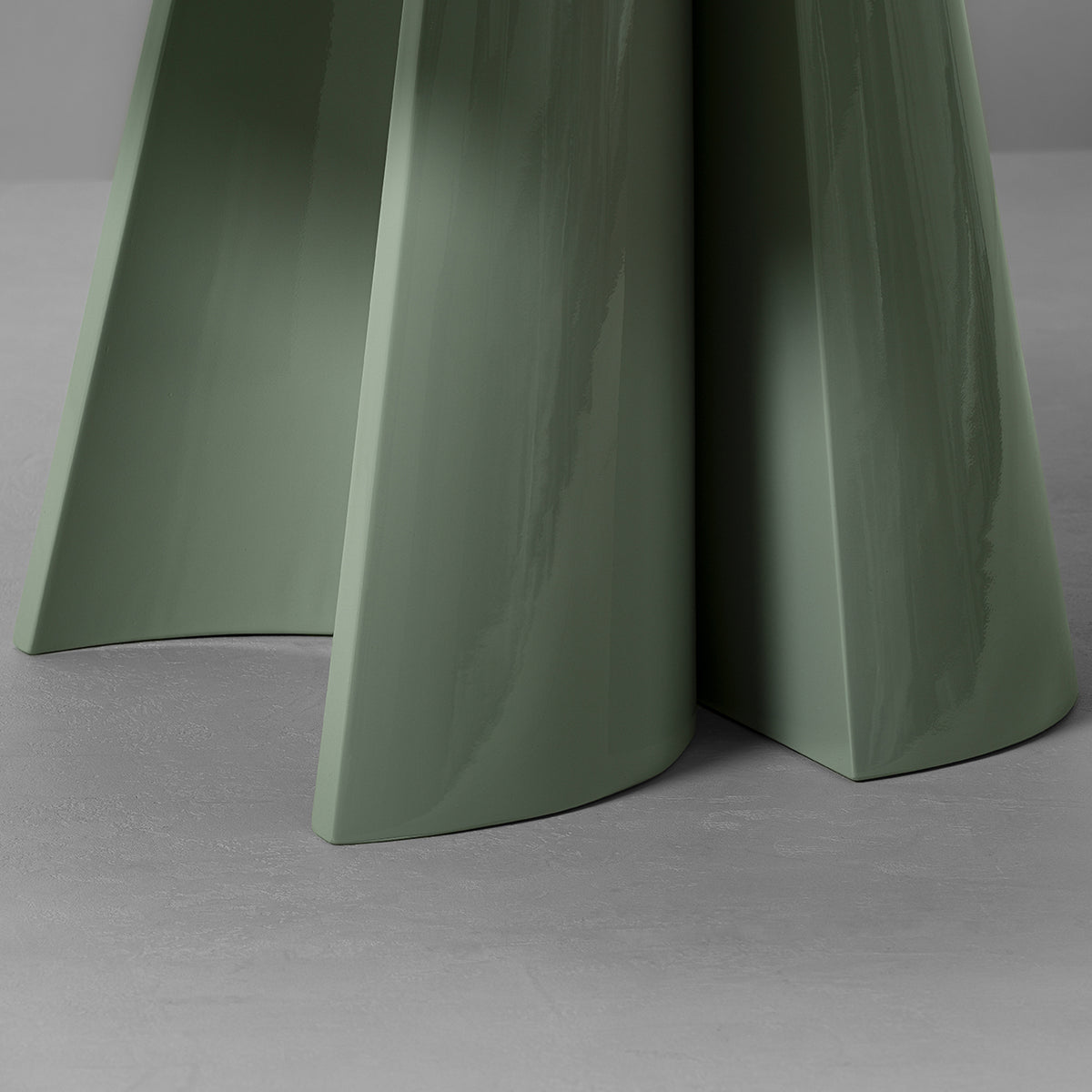 GOT Round Dining Table | Van Rossum | Monologuelondon.com