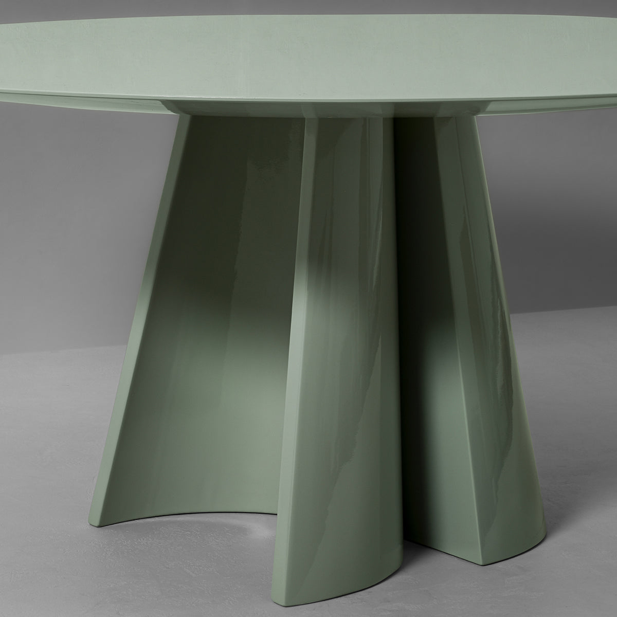 GOT Round Dining Table | Van Rossum | Monologuelondon.com