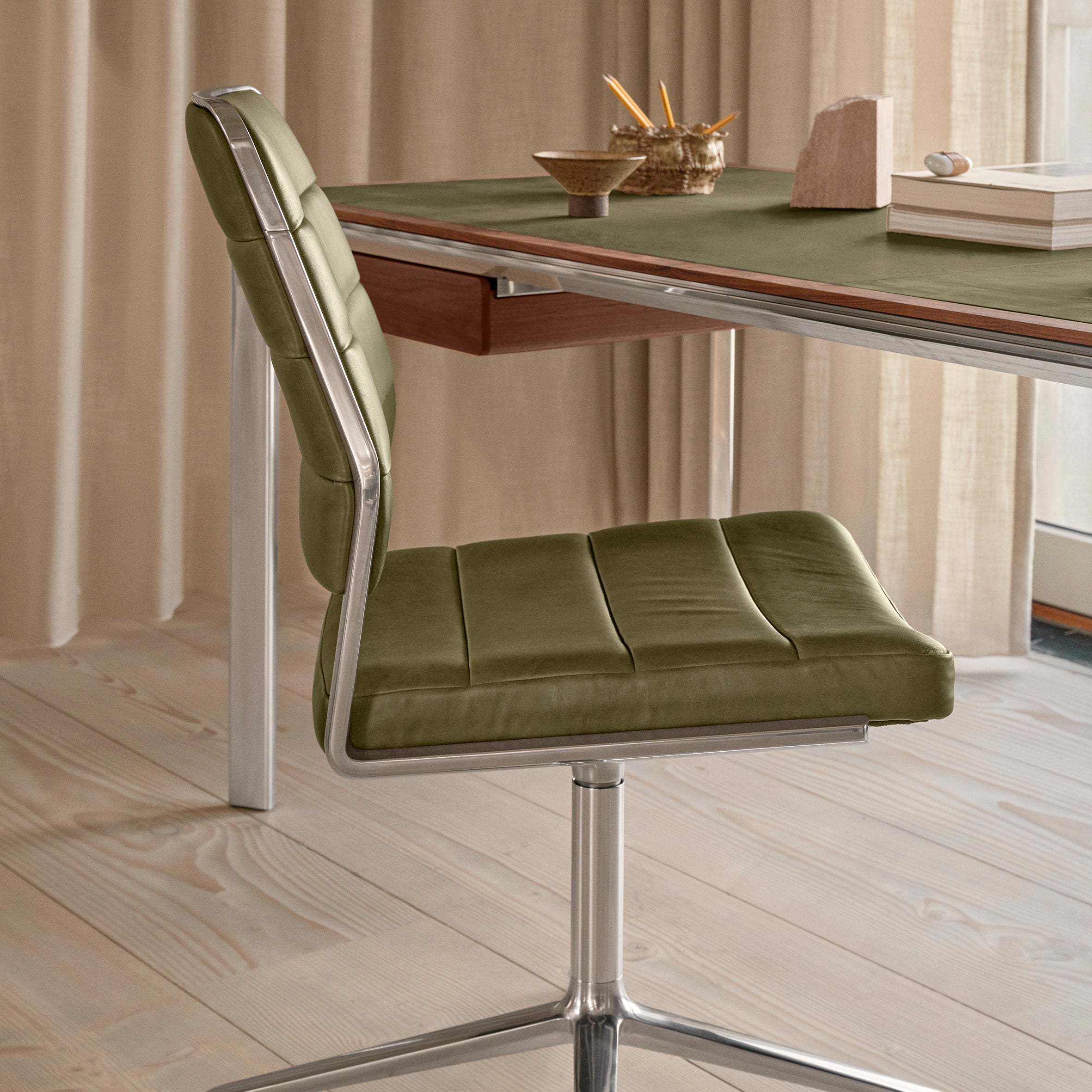 Vipp454 Swivel Chair
