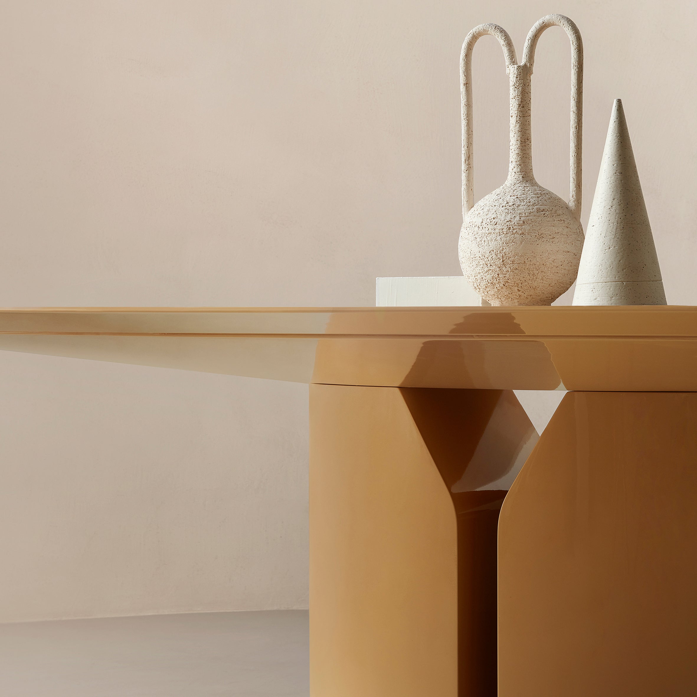 NVL Round Dining Table