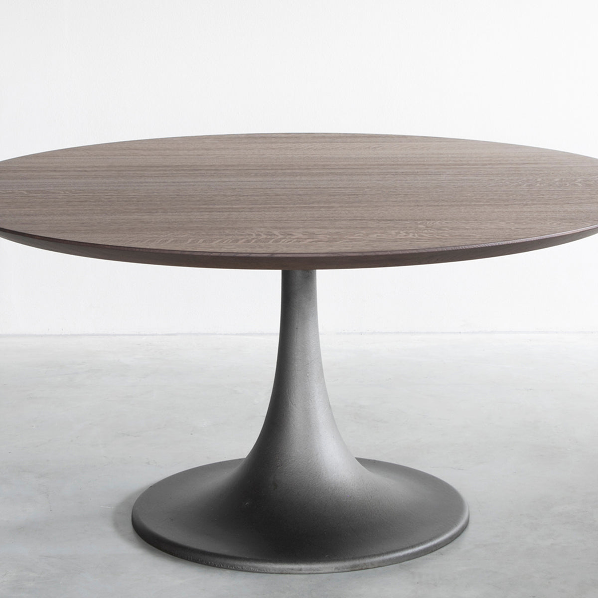 Ferrum Round Dining Table | Van Rossum | Monologuelondon.com