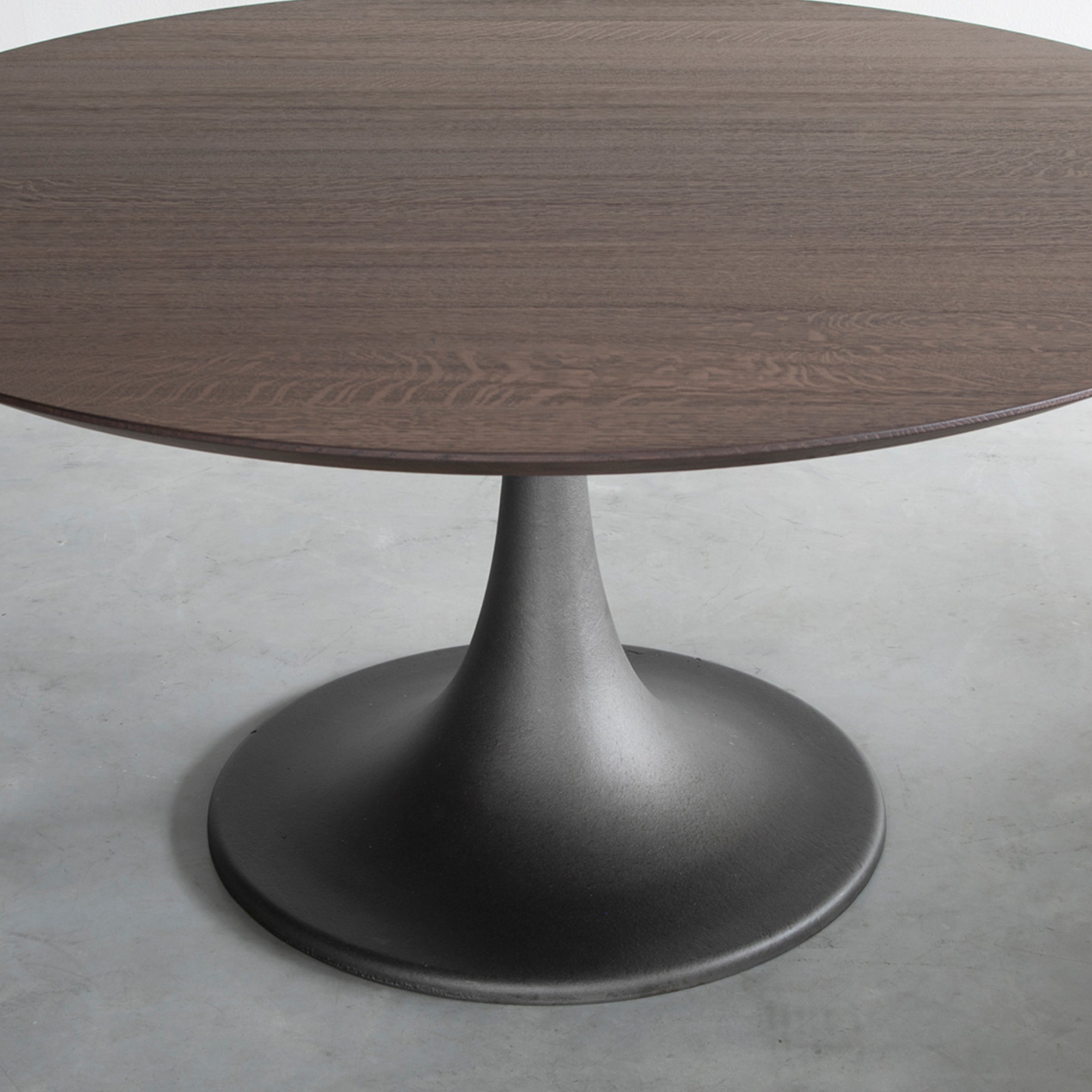 Ferrum Round Dining Table